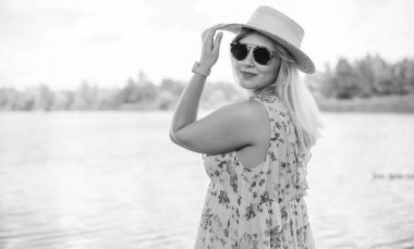 Çekici ve cüsseli genç bayan doğada dinleniyor. Şık giyinmiş genç bir kadının portresi.