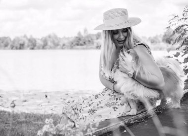 Çekici ve cüsseli genç bayan doğada dinleniyor. Şık giyinmiş genç bir kadının portresi.