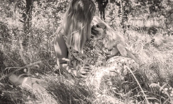 Atraente Tamanho Jovem Senhora Descansar Natureza Retrato Jovem Mulher Roupa — Fotografia de Stock