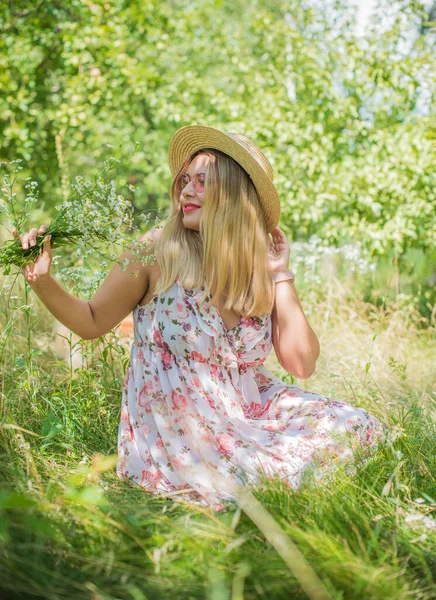 Atraente Tamanho Jovem Senhora Descansar Natureza Retrato Jovem Mulher Roupa — Fotografia de Stock