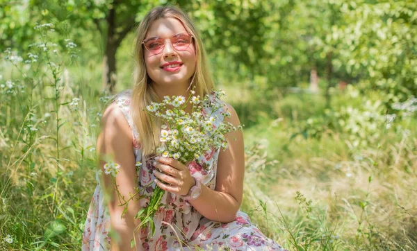 Atraente Tamanho Jovem Senhora Descansar Natureza Retrato Jovem Mulher Roupa — Fotografia de Stock