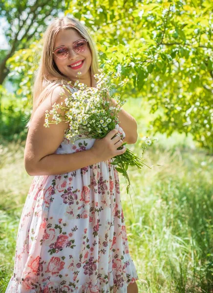 Atraente Tamanho Jovem Senhora Descansar Natureza Retrato Jovem Mulher Roupa — Fotografia de Stock