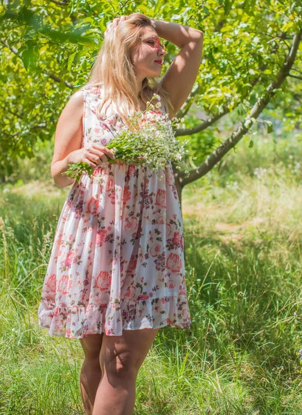 Atrakcyjne Rozmiar Młoda Dama Odpoczynku Naturze Portret Młodej Kobiety Stylowym — Zdjęcie stockowe