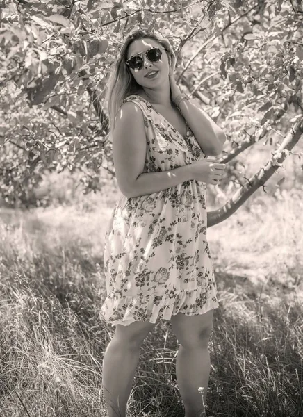 Atraente Tamanho Jovem Senhora Descansar Natureza Retrato Jovem Mulher Roupa — Fotografia de Stock