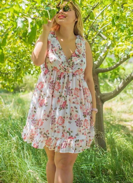 Atraente Tamanho Jovem Senhora Descansar Natureza Retrato Jovem Mulher Roupa — Fotografia de Stock