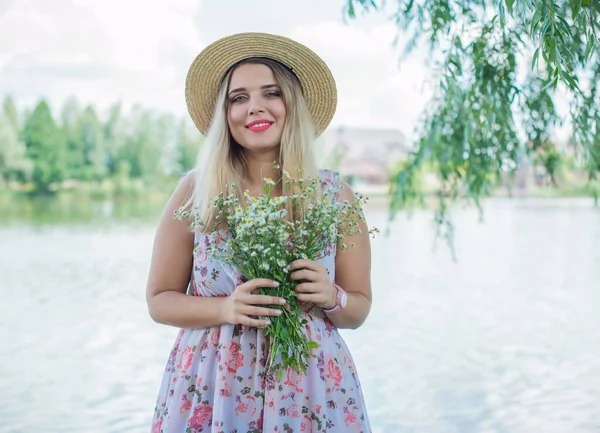 Atraente Tamanho Jovem Senhora Descansar Natureza Retrato Jovem Mulher Roupa — Fotografia de Stock