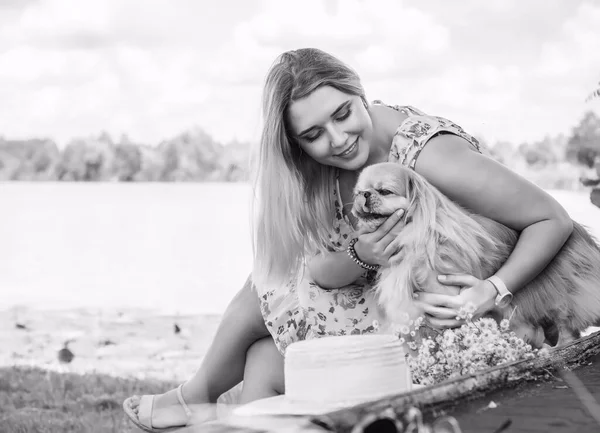 Atractivo Más Tamaño Joven Dama Descanso Naturaleza Retrato Mujer Joven — Foto de Stock