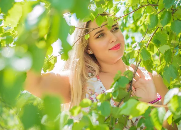 Atraente Tamanho Jovem Senhora Descansar Natureza Retrato Jovem Mulher Roupa — Fotografia de Stock