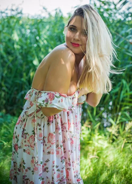 Atraente Tamanho Jovem Senhora Descansar Natureza Retrato Jovem Mulher Roupa — Fotografia de Stock