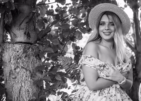 Atraente Tamanho Jovem Senhora Descansar Natureza Retrato Jovem Mulher Roupa — Fotografia de Stock