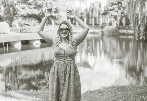 Atractivo Más Tamaño Joven Dama Descanso Naturaleza Retrato Mujer Joven — Foto de Stock