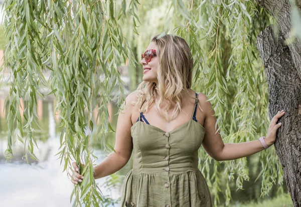 Atractivo Más Tamaño Joven Dama Descanso Naturaleza Retrato Mujer Joven —  Fotos de Stock