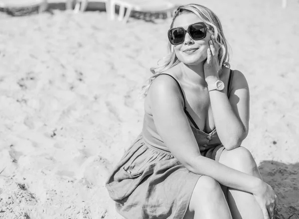 Çekici ve cüsseli genç bayan doğada dinleniyor. Şık giyinmiş genç bir kadının portresi.