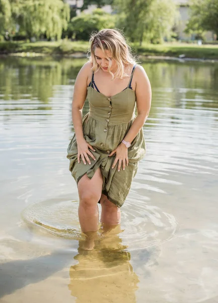 Attraktive Size Junge Dame Ruhen Sich Der Natur Aus Porträt — Stockfoto