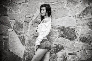 Tatil zamanı. Modern kadın sıcak bir günde hayatın tadını çıkarıyor, konsepti gevşetiyor, yaz günlerini.