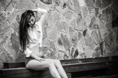 Tatil zamanı. Modern kadın sıcak bir günde hayatın tadını çıkarıyor, konsepti gevşetiyor, yaz günlerini.