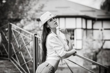 Tatil zamanı. Modern kadın sıcak bir günde hayatın tadını çıkarıyor, konsepti gevşetiyor, yaz günlerini.