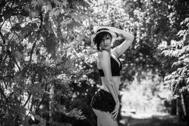 Tatil zamanı. Modern kadın sıcak bir günde hayatın tadını çıkarıyor, konsepti gevşetiyor, yaz günlerini.