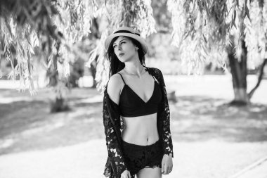 Tatil zamanı. Modern kadın sıcak bir günde hayatın tadını çıkarıyor, konsepti gevşetiyor, yaz günlerini.