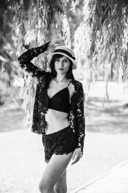 Tatil zamanı. Modern kadın sıcak bir günde hayatın tadını çıkarıyor, konsepti gevşetiyor, yaz günlerini.