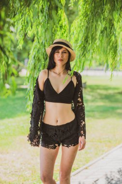 Tatil zamanı. Modern kadın sıcak bir günde hayatın tadını çıkarıyor, konsepti gevşetiyor, yaz günlerini.