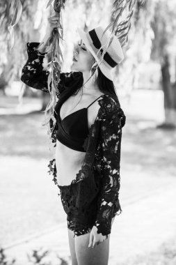 Tatil zamanı. Modern kadın sıcak bir günde hayatın tadını çıkarıyor, konsepti gevşetiyor, yaz günlerini.