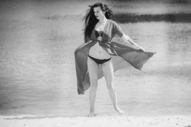 Tatil zamanı. Modern kadın sıcak bir günde hayatın tadını çıkarıyor, konsepti gevşetiyor, yaz günlerini.