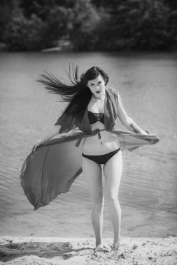 Tatil zamanı. Modern kadın sıcak bir günde hayatın tadını çıkarıyor, konsepti gevşetiyor, yaz günlerini.