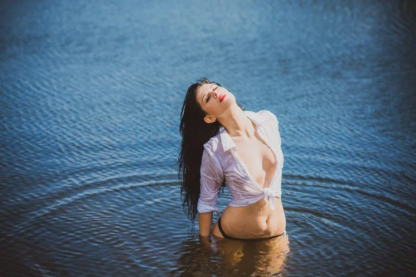 Vakantie Tijd Sensuele Vrouw Aan Het Water Vrouwen Verlangen Psychologie — Stockfoto