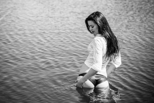 休暇の時間だ 水で官能的な女性 女性の欲望と心理学 リラックスしたコンセプト 夏の日 — ストック写真