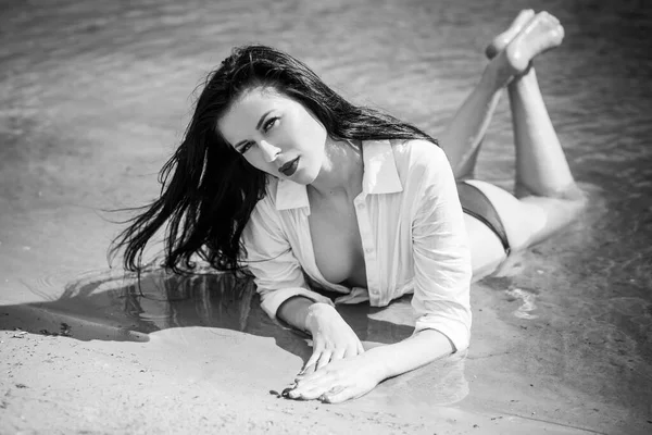 休暇の時間だ 水で官能的な女性 女性の欲望と心理学 リラックスしたコンセプト 夏の日 — ストック写真