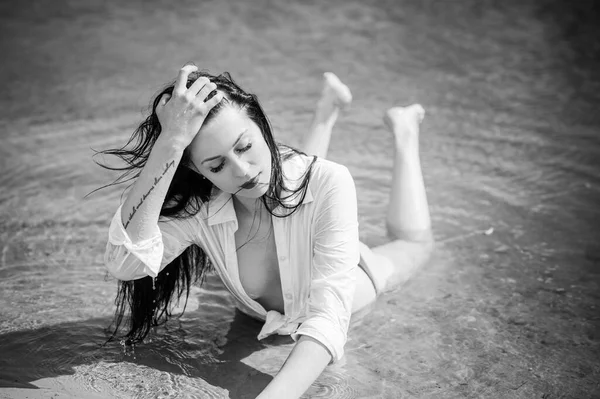 Vakantie Tijd Sensuele Vrouw Aan Het Water Vrouwen Verlangen Psychologie — Stockfoto