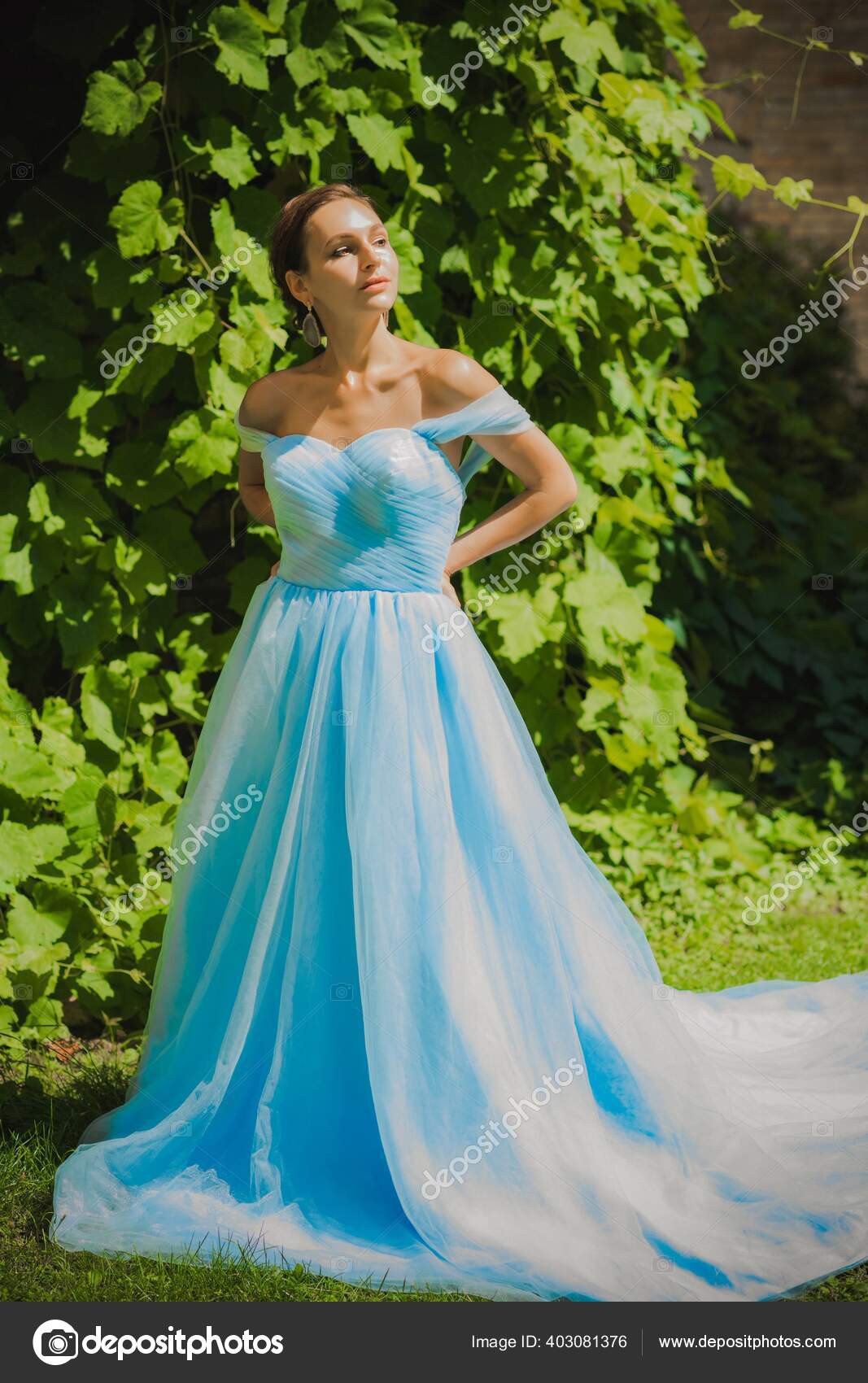 Vestidos de fiesta fotos de stock, imágenes de Vestidos de fiesta sin royalties | Depositphotos Vestidos de fiesta fotos de stock, imágenes de Vestidos de fiesta sin royalties | Depositphotos