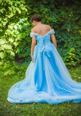 Şık modern moda elbise, akşam ve gelinlik konsepti, kadınlar için ilham verici.