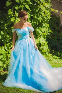 Şık modern moda elbise, akşam ve gelinlik konsepti, kadınlar için ilham verici.