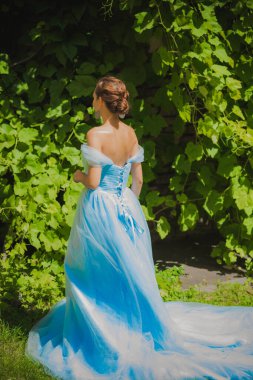Şık modern moda elbise, akşam ve gelinlik konsepti, kadınlar için ilham verici.