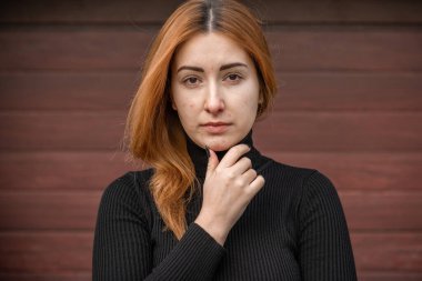 Sivilce ve yara izleri, basit bir kadın doğal portreyi kapatır makyaj ve rötuş yapmaz. Sorunlu cilt