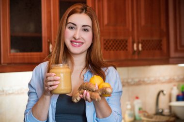 Kadın, limon ve zencefil, çay kavanozu sağlıklı yaşam tarzı, sağlıklı meyve ve vitaminler alır.
