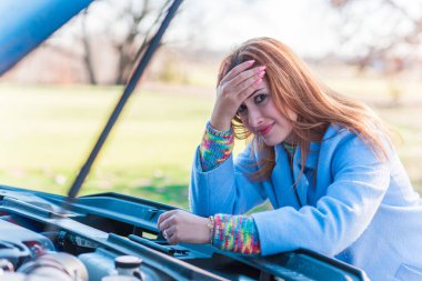 Kadının araba sorunu var, otomobil konsepti. Yoldaki kadın ve bela