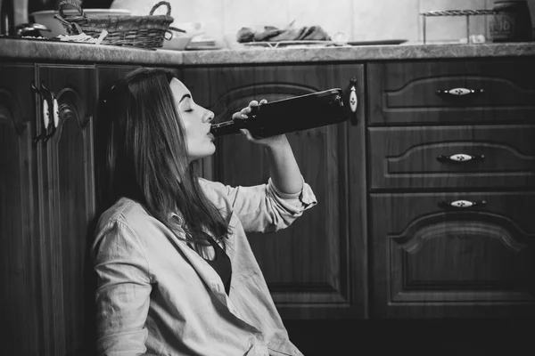 Γυναίκα Έχει Κατάθλιψη Πρόβλημα Αλκοόλ Κάθεται Ένα Πάτωμα Στην Κουζίνα — Φωτογραφία Αρχείου