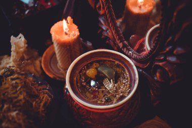 Mistik atmosfer, masadaki tarot kartı görüntüsü, esrarengiz kavram, falcılık ve tahminler.