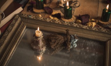 Mistik atmosfer, masadaki tarot kartı görüntüsü, esrarengiz kavram, falcılık ve tahminler.