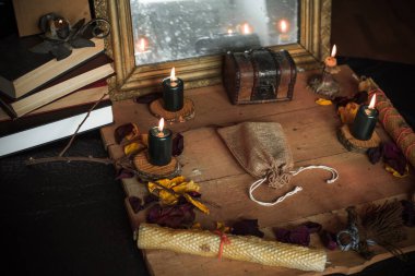 Mistik atmosfer, masadaki tarot kartı görüntüsü, esrarengiz kavram, falcılık ve tahminler.