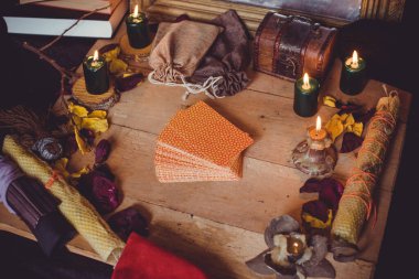 Mistik atmosfer, masadaki tarot kartı görüntüsü, esrarengiz kavram, falcılık ve tahminler.