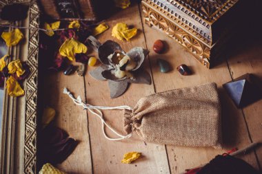 Mistik atmosfer, masadaki tarot kartı görüntüsü, esrarengiz kavram, falcılık ve tahminler.