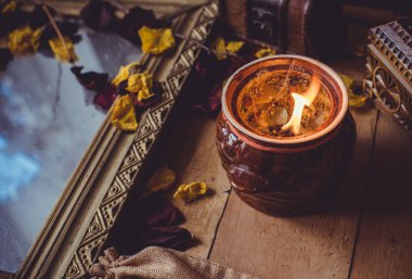 Mistik atmosfer, masadaki tarot kartı görüntüsü, esrarengiz kavram, falcılık ve tahminler.