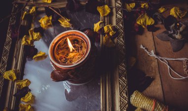 Mistik atmosfer, masadaki tarot kartı görüntüsü, esrarengiz kavram, falcılık ve tahminler.