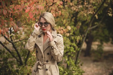 Sonbahar - sonbahar sezonu, kadınlar için gündelik tarz. Moda kıyafetleri ve kıyafet malzemeleri.