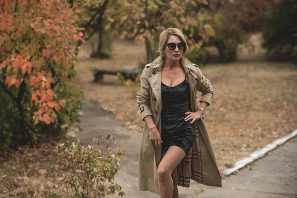 秋の季節 女性のためのカジュアルなスタイル ファッショナブルな服や衣装の要素 — ストック写真