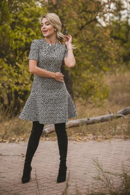 Sonbahar - sonbahar sezonu, kadınlar için gündelik tarz. Moda kıyafetleri ve kıyafet malzemeleri.